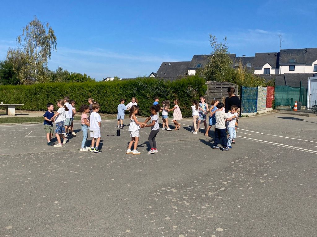 Jeu - danse dans la cours de l'école Arche de Noé